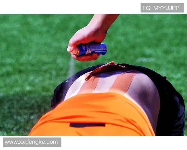 足球场上的无声英雄队医如何成为球员与教练之间的桥梁